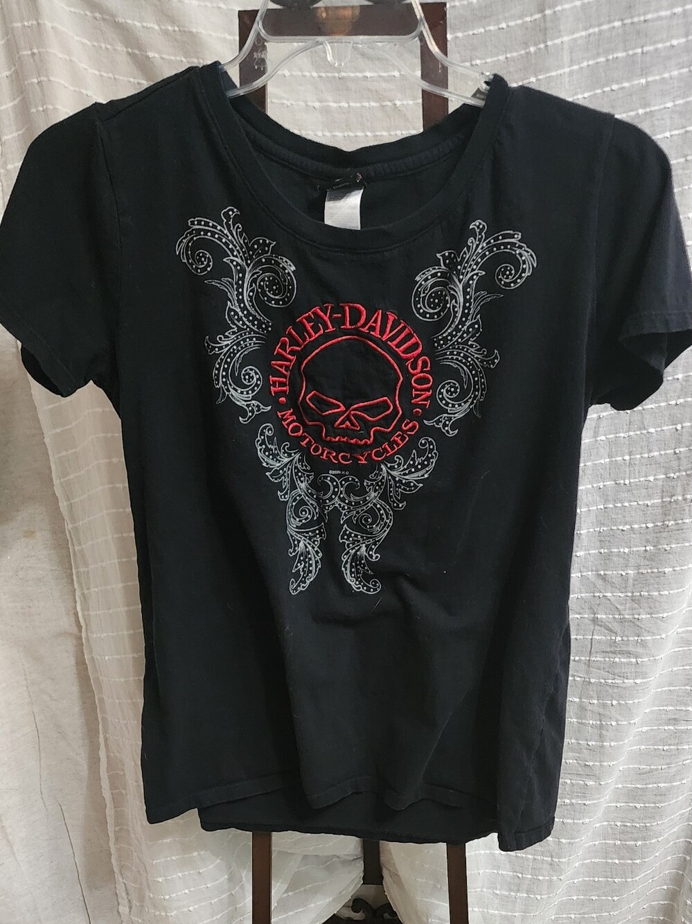 Harley-Davidson Black Tee Embroidered Red Skull With White Scroll Graphic